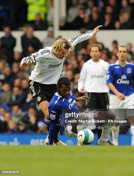 Everton's Manuel Fernandes and Derby County's Robbie Savage battle for the ball