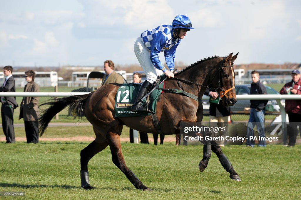 Horse Racing - The 2008 John Smith's Grand National Meeting - Day Three - Aintree