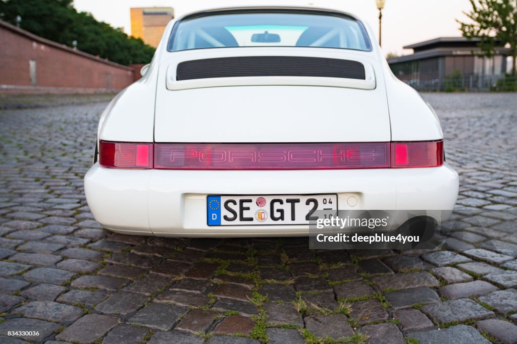 Blanco Porsche 911 Carrera aparcado durante el evento con Magnus Walker en el mercado de pescado Hamburgo
