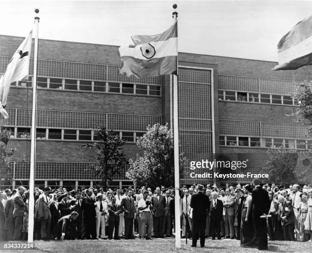 Cérémonie de lever du nouveau drapeau indien devant le siège des Nations Unies à New York, Etats-Unis en août 1947.