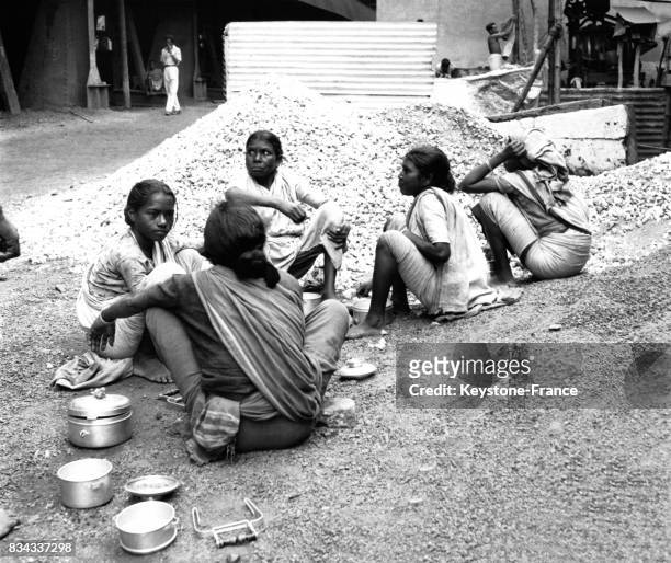 Pause déjeuner pour ces jeunes femmes dans une usine, en Inde.