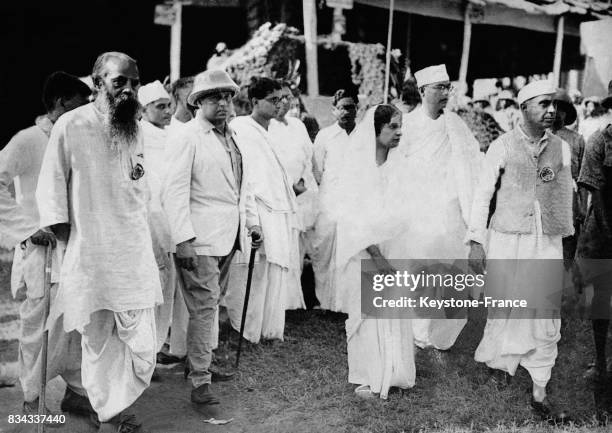 Subhash Chandra Bose de retour d'exil, photographié avec Vijaya Lakshmi Pandit et la soeur de Jawaharlal Nehru à leur arrivée à Calcutta, Inde circa...