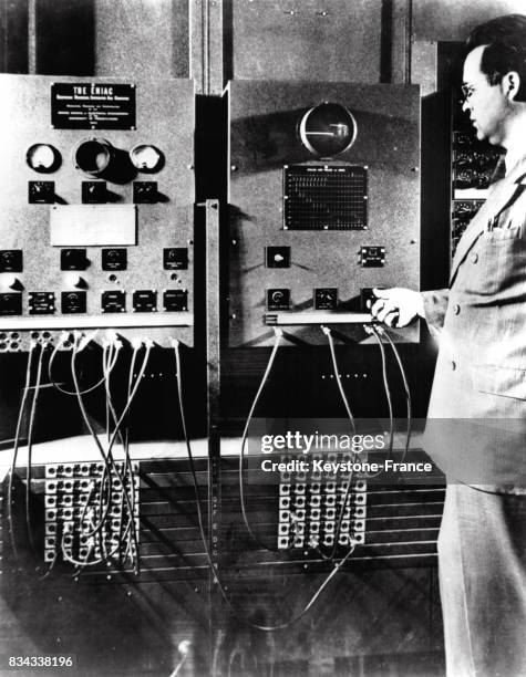 Tableau de commandes d'une machine à calculer électronique ENIAC, le tracé que l'on voit sur l'écran de l'oscilloscope montre un des signaux...