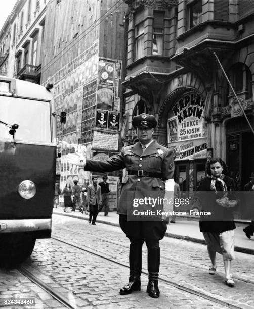 Agent de la circulation dans une rue d'Istanbul, Turquie circa 1930.