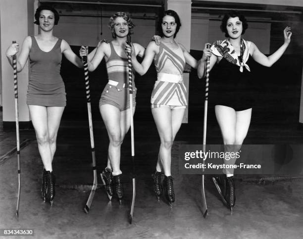 Quatre jeunes femmes s'apprêtent à jouer au hockey sur une patinoire de glace artificielle, à New York City, Etats-Unis.