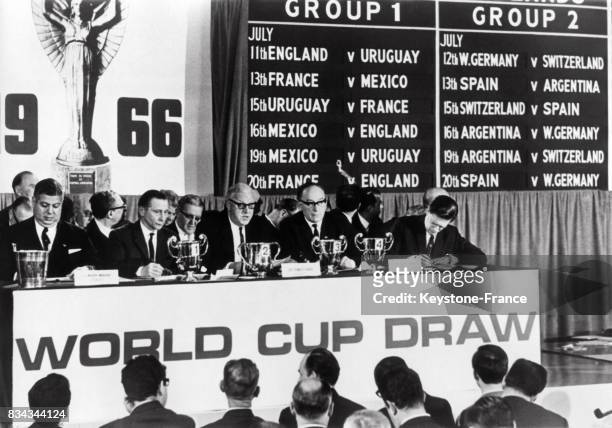 La tribune présidentielle avec derrière le tableau d'affichage des matches du groupe 1 et du groupe 2, à Londres, Royaume-Uni le 7 janvier 1966.