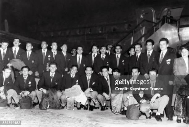 La délégation de l'équipe chilienne photographiée à son arrivée à l'aéroport de Rio de Janeiro, Brésil en 1954.