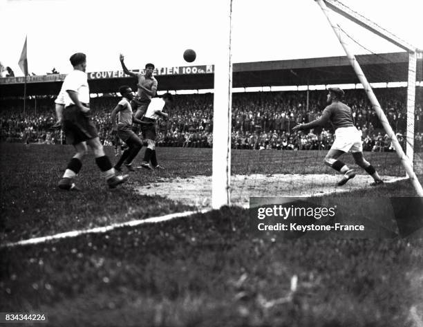 Huitièmes de finale, une phase du match opposant la Pologne au Brésil, à Strasbourg, France le 5 juin 1938.