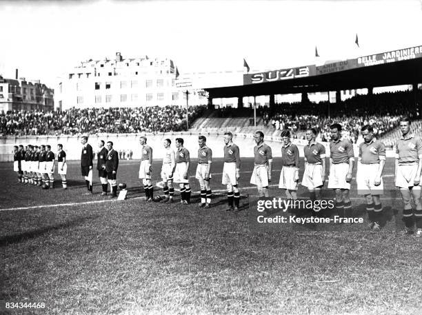 Demi-finale, les équipes de Hongrie et de Suède pendant les hymnes nationaux, au Parc des Princes à Paris, France le 16 juin 1938.