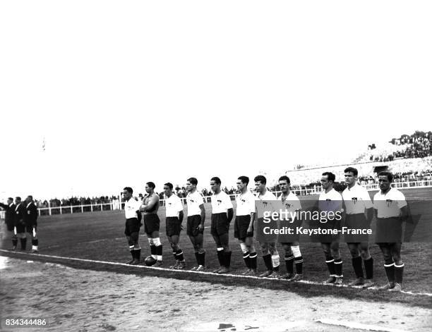 Quarts de finale, l'équipe de Cuba qui s'oppose à la Suède pendant les hymnes nationaux, à Antibes, France le 12 juin 1938.