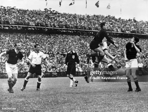 Finale de la coupe du monde opposant l'Allemagne de l'Ouest à la Hongrie, une phase du match à Berne, Suisse le 4 juillet 1954.