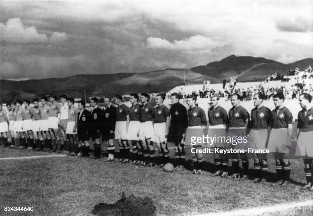 Les équipes de Yougoslavie et de Suisse pendant les hymnes nationaux, à Belo Horizonte, Brésil le 25 juin 1950.