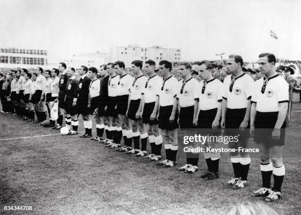 Les équipes d'Argentine et d'Allemagne de l'Ouest pendant les hymnes nationaux avant le début du match, à Malmö, Suède le 8 juin 1958.