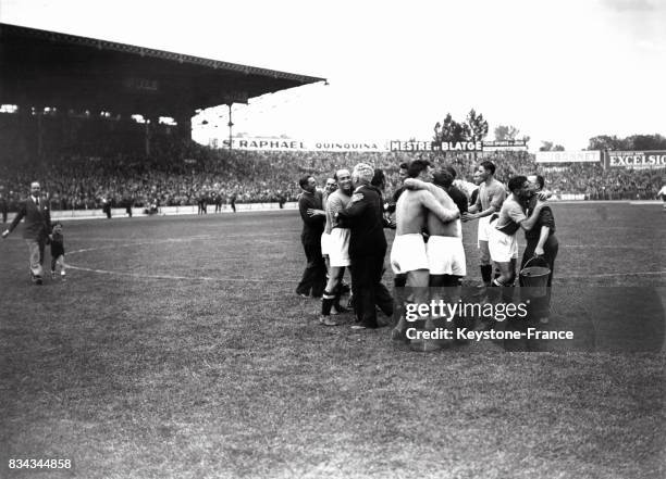 Finale de la coupe du monde, les joueurs de l'équipe d'Italie s'embrassent après leur victoire, à Colombes, France le 19 juin 1938.