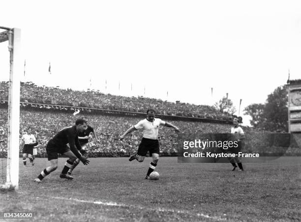 Finale de la coupe du monde opposant l'Allemagne de l'Ouest à la Hongrie, Une phase du match à Berne, Suisse le 4 juillet 1954.