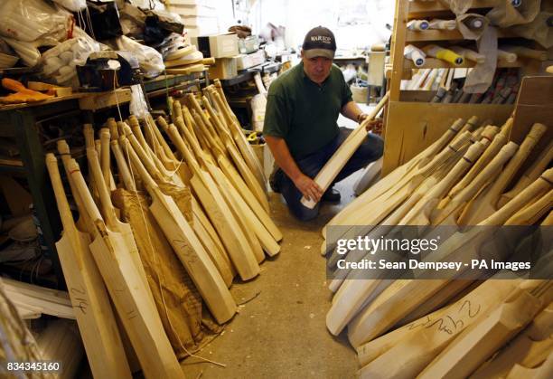 Bat Making Making Cricket Bat Photos and Premium High Res Pictures - Getty Images