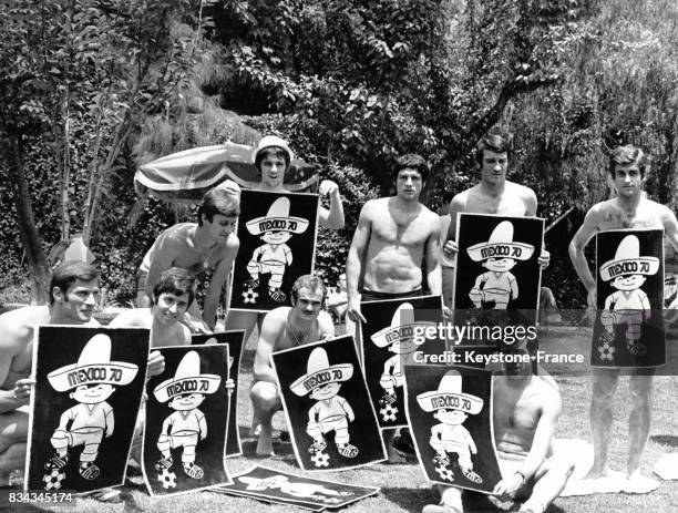 Quelques joueurs de l'équipe d'Italie posant avec des affiches du championnat du monde à Mexico, Mexique le 19 juin 1970.