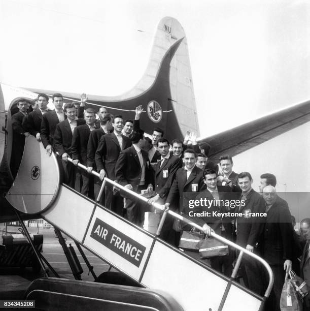 Les membres de l'équipe de France de football photographiés sur la passerelle de l'avion les emmenant en Suède pour disputer la coupe du monde de...