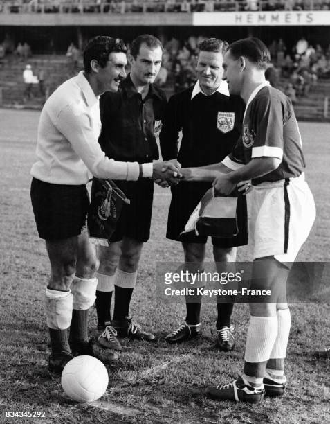 Les capitaines des équipes du Mexique et du Pays de Galle se serrent la main avant le début du match, à Solna, Suède le 11 juin 1958.