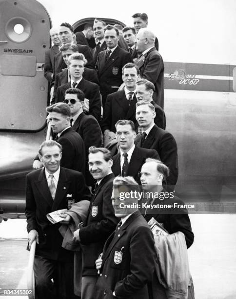 Départ de l'équipe d'Angleterre pour la coupe du monde qui se déroule en Suisse, à Londres, Royaume-Uni le 14 juin 1954.