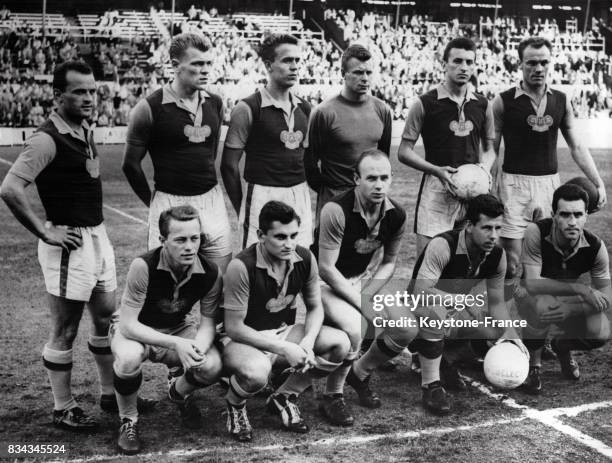 Photo de groupe de l'équipe de football de Tchécoslovaquie sur le terrain du stade de Copenhague, Danemark en juin 1958.