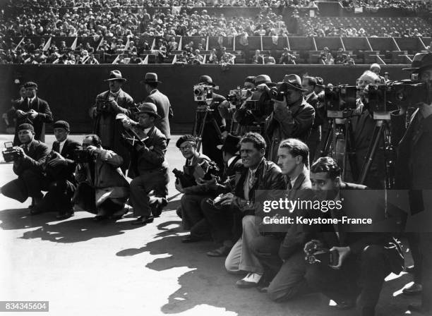 Foule de photographes sur le terrain de Roland-Garros pour suivre la Coupe Davis, à Paris, France circa 1930.