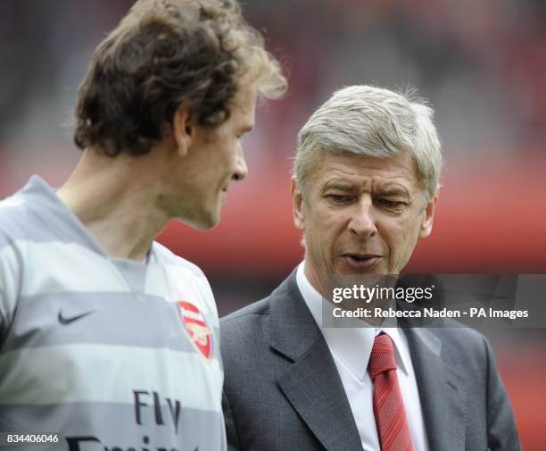 Arsenal manager Arsene Wenger talks with goalkeeper Jens Lehmann during the lap of honour