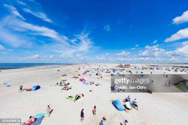 praia de st.. peter-ording na alemanha durante o verão - sankt peter ording - fotografias e filmes do acervo