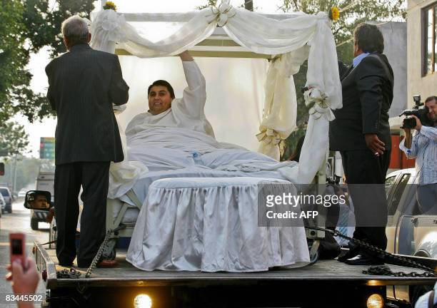 Mexican Manuel Uribe, the world's fattest man in the 2007 Guinness Book of Records, is driven atop a truck to go to his wedding, on October 26 in...