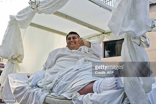 Mexican Manuel Uribe, the world's fattest man in the 2007 Guinness Book of Records, is driven atop a truck to go to his wedding, on October 26 in...