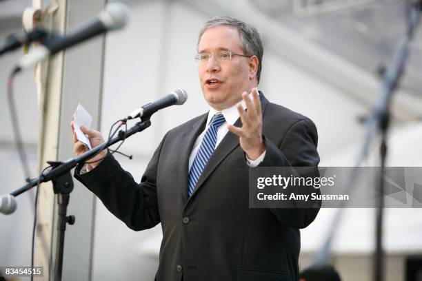 Manhattan borough president Scott Stringer speaks at the 2008-2009 season grand opening of The Pond at Bryant Park October 27, 2008 in New York City.