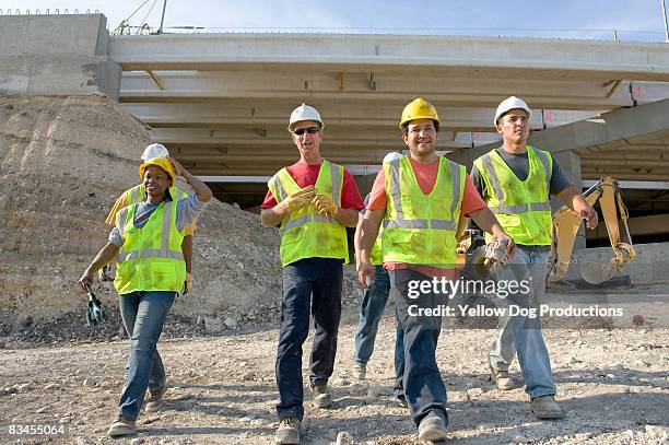 construction workers at the end of the day - ouvrier du bâtiment photos et images de collection