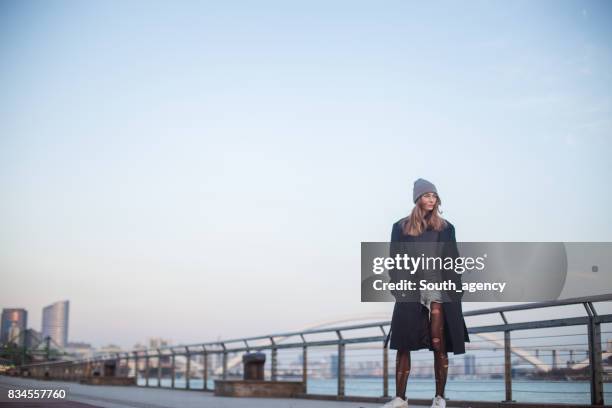 verloop van tijd - tights eyeglasses stockfoto's en -beelden