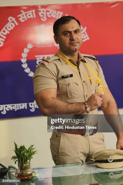 Sub Inspector Rajender Si Pictures and Photos - Getty Images