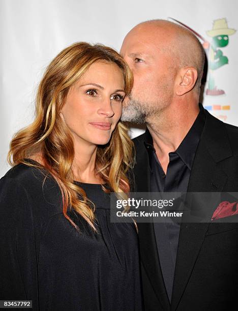 Julia Roberts And Bruce Willis Photos And Premium High Res Pictures julia-roberts-and-bruce-willis-photos-and-premium-high-res-pictures