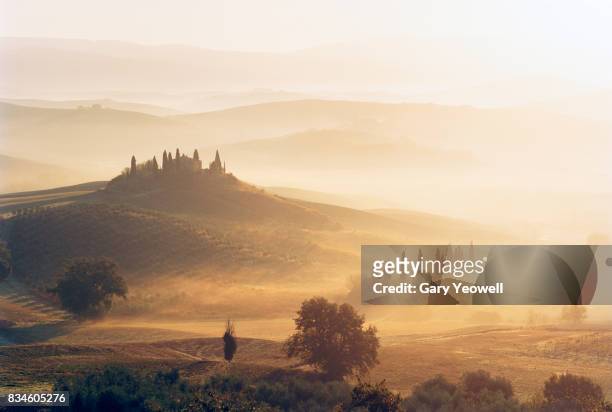 typical tuscany landscape with farmhouse in the mist - toskana stock-fotos und bilder