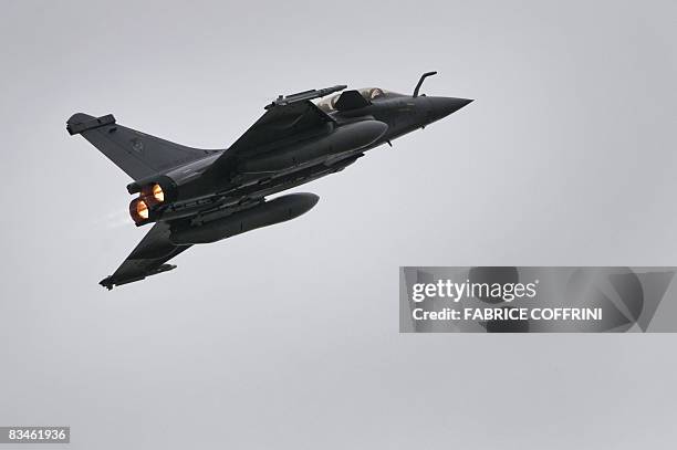 Dassault Rafale fighter takes off on October 28, 2008 in Emmen military airport during the presentation of one of the three candidates with Saab...