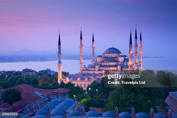 sultan ahmet mosque illuminated - mezquita azul fotografías e imágenes de stock