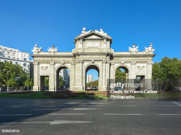 alcala gate ('puerta de alclala') under the summer sunshine in madrid, spain - アルカラ通り ストックフォトと画像