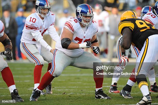 Offensive lineman Chris Snee of the New York Giants blocks against the Pittsburgh Steelers during a game at Heinz Field on October 26, 2008 in...