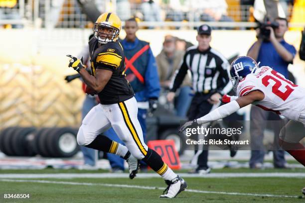 Mewelde Moore of the Pittsburgh Steelers carries the ball during the game against the New York Giants at Heinz Field on October 26, 2008 in...