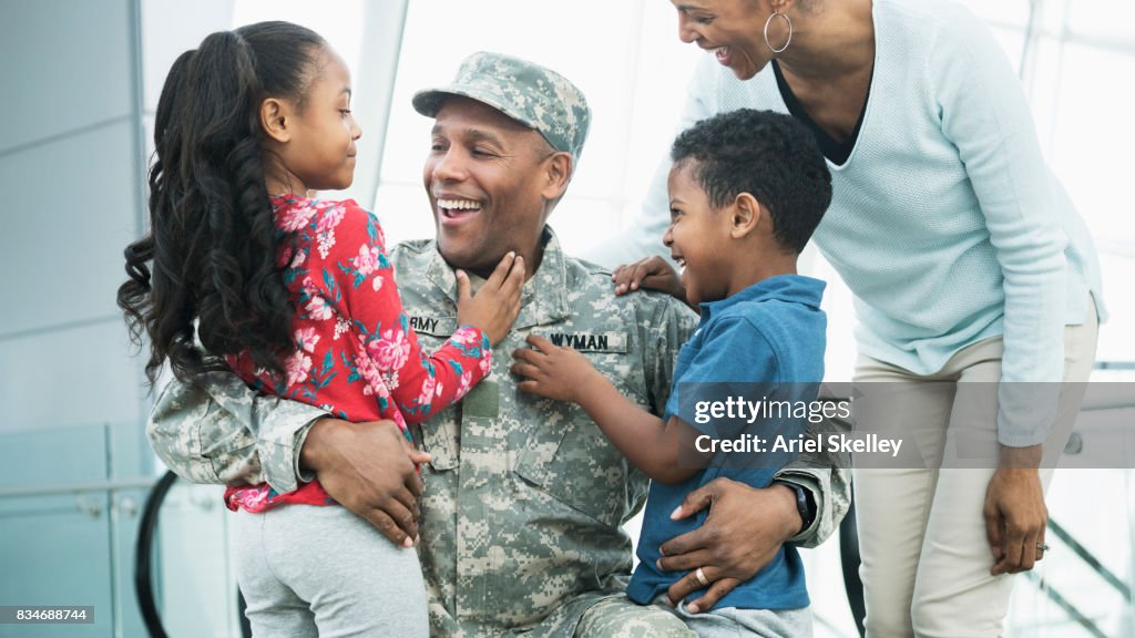 Home Army Us Military Soldier Welcomed Home By His Family High-Res Stock Photo ...