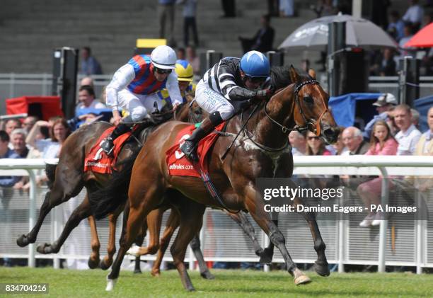 Masta Plasta with Chris Hayes up races clear of Le Cadre Noir with Seamus Smullen up on their way to winning the Ladbrokes Rockingham handicap at...