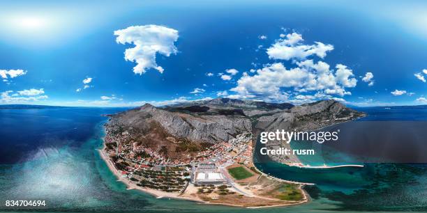 360 x 180 grad sphärisch (equirectangular) aerial panorama resort omis, dalmatien, kroatien - 360vr stock-fotos und bilder