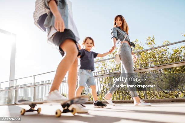 famiglia tenendosi per mano per strada a brisbane - brisbane city foto e immagini stock