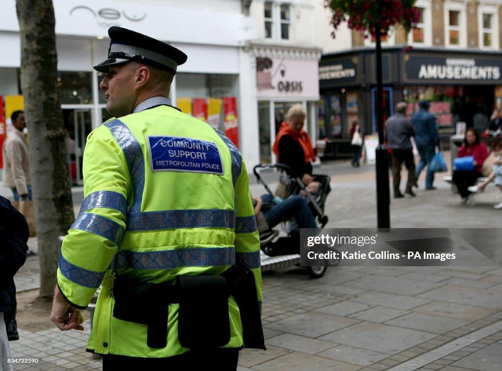 Croydon mob attack police officers