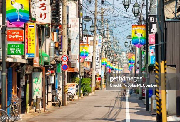 pequeña calle comercial en nagano japón con bicicletas aparcadas - locales comerciales fotografías e imágenes de stock