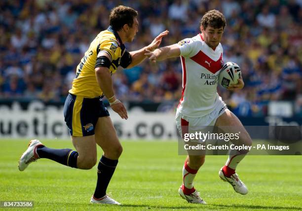 St Helens' Paul Wellens holds off Leeds Rhino's Kevin Sinfield during the Carnegie Challenge Cup Semi Final at the Galpharm Stadium, Huddersfield.