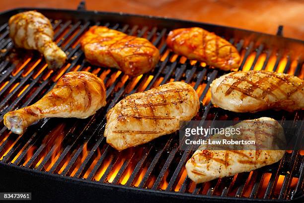 chicken pieces on grill - hähnchen grill stock-fotos und bilder