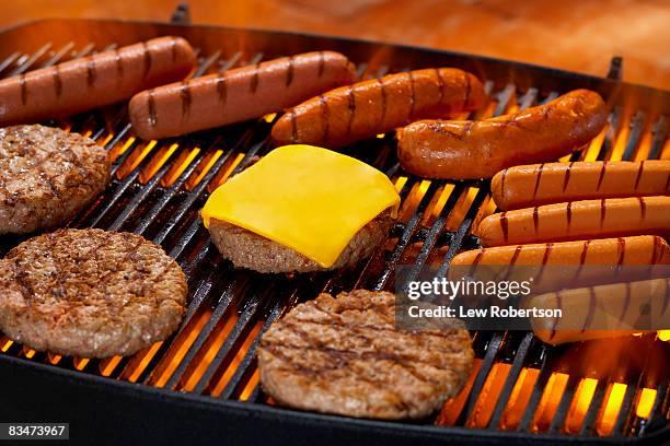 hamburgers and hot dogs on grill - burger on grill imagens e fotografias de stock